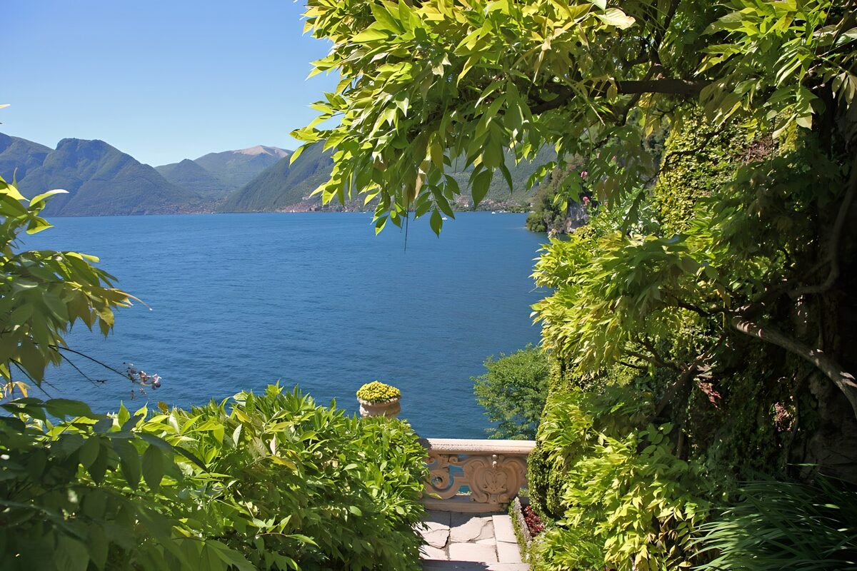 PDGIT8901551: Giardino sul lago tra sole e ombra