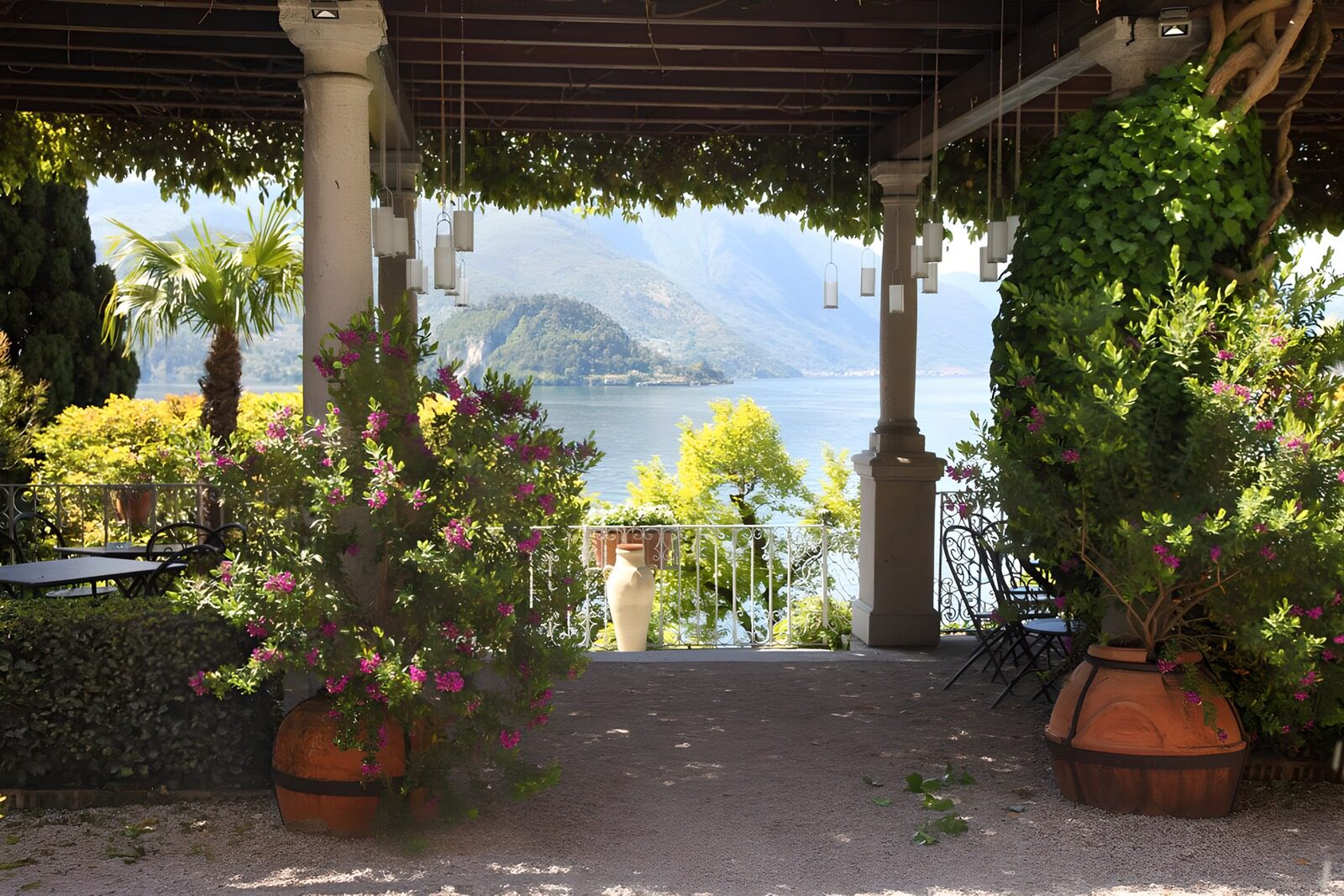 PDGIT3126691: Terrazza fiorita con vista sul lago