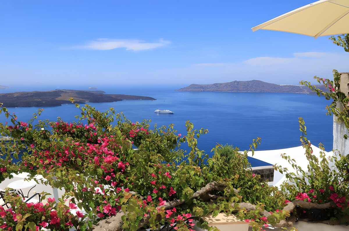 PDGIT2613343: Bougainvillea rosa sul blu del mare