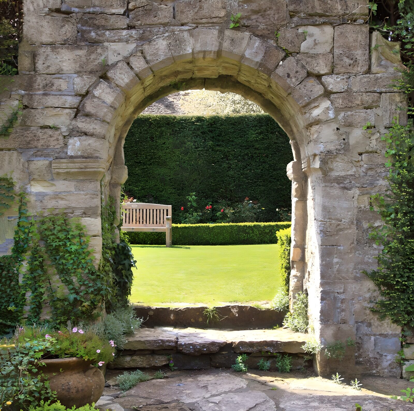 PDGIT6278755: Arco in pietra sul giardino al sole