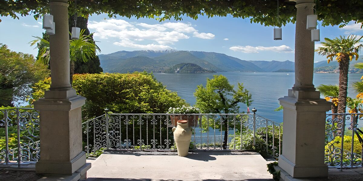 PDGIT4427576: Tra le colonne, il lago respira