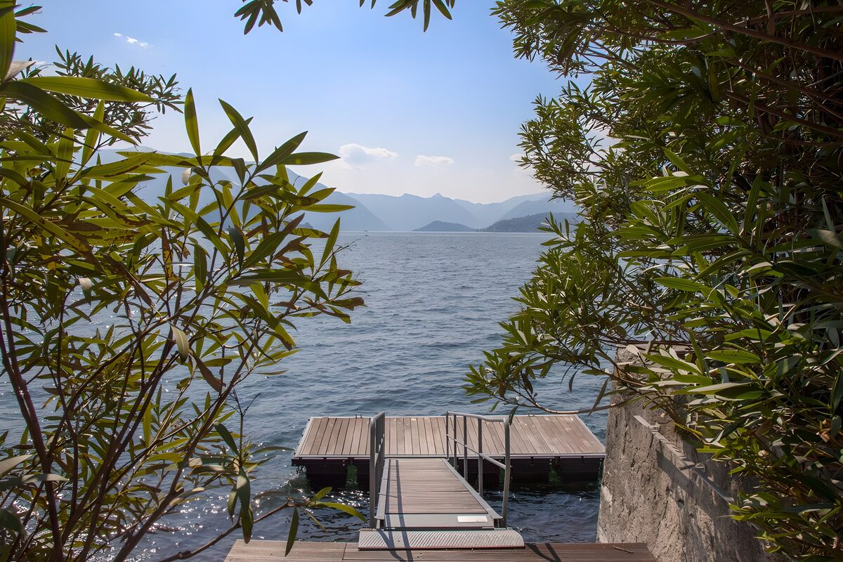 Pontile in legno tra le fronde del lago