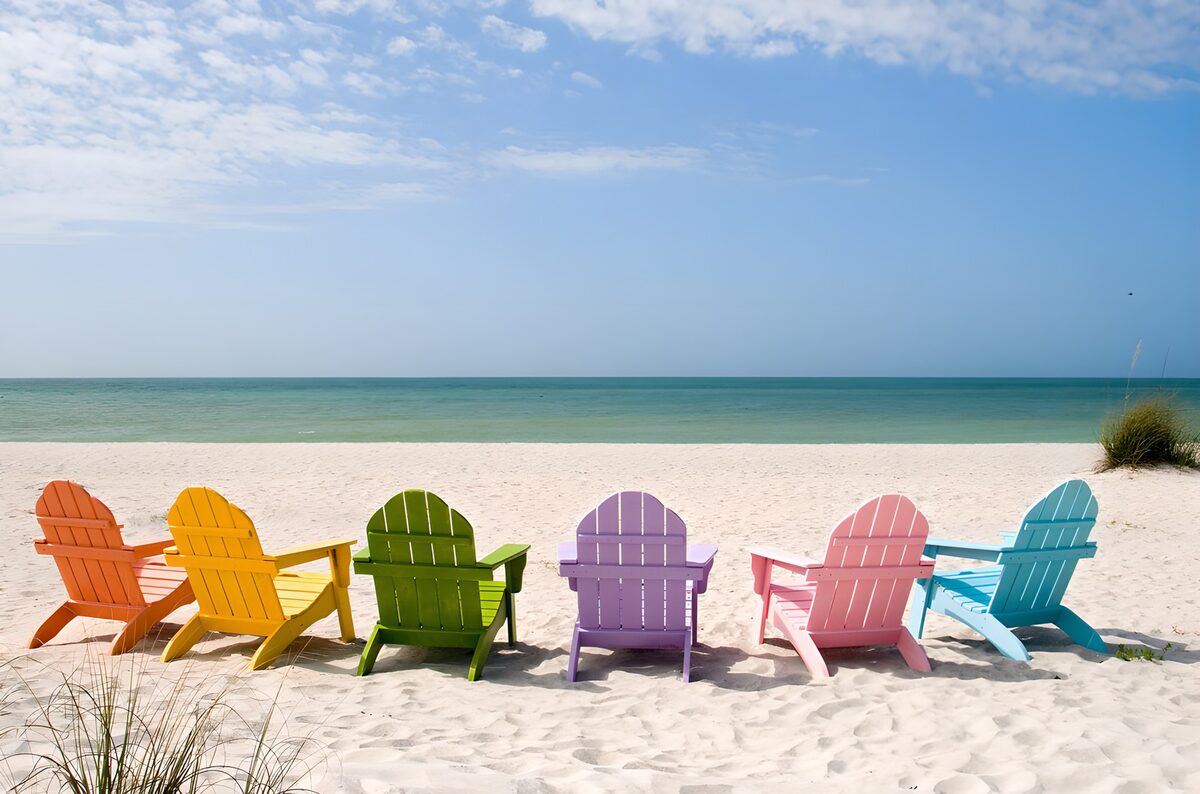 PDGIT3324041: Sei sedie colorate in riva al mare