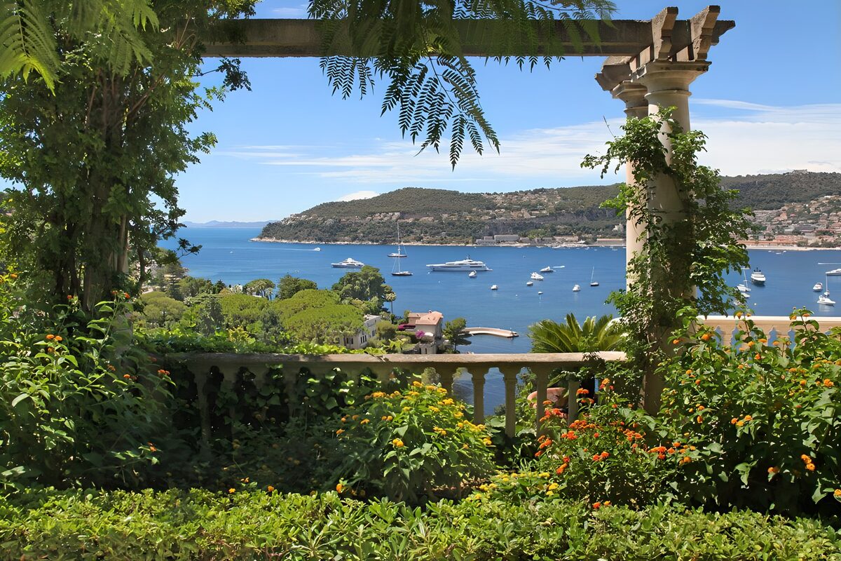 PDGIT7015250: Terrazza fiorita sulla baia