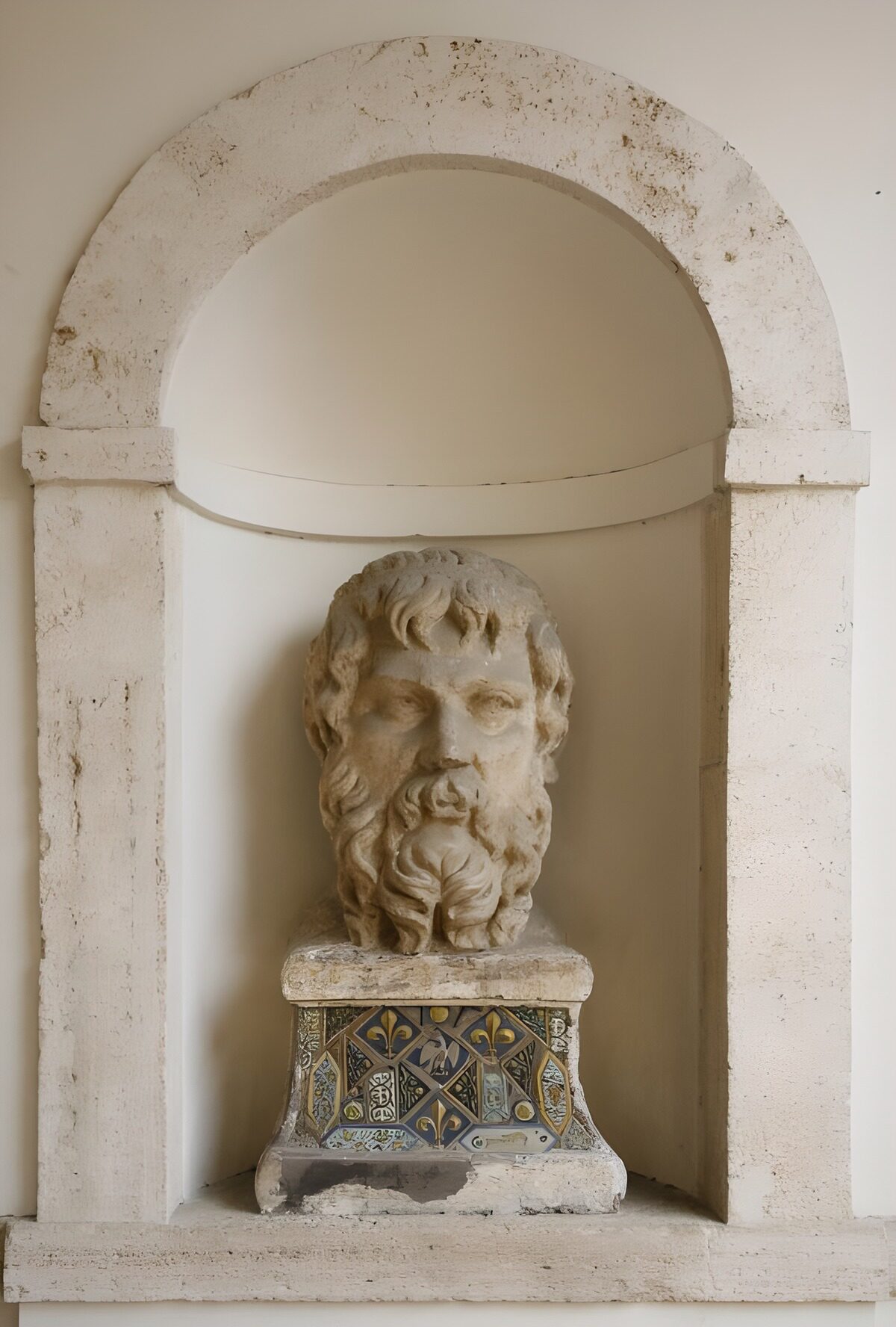 PDGIT5612398: Busto di pietra nella nicchia silenziosa