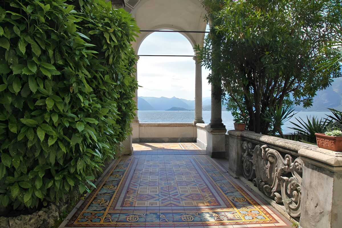 PDGIT9698991: Terrazza con arco e quiete sul lago