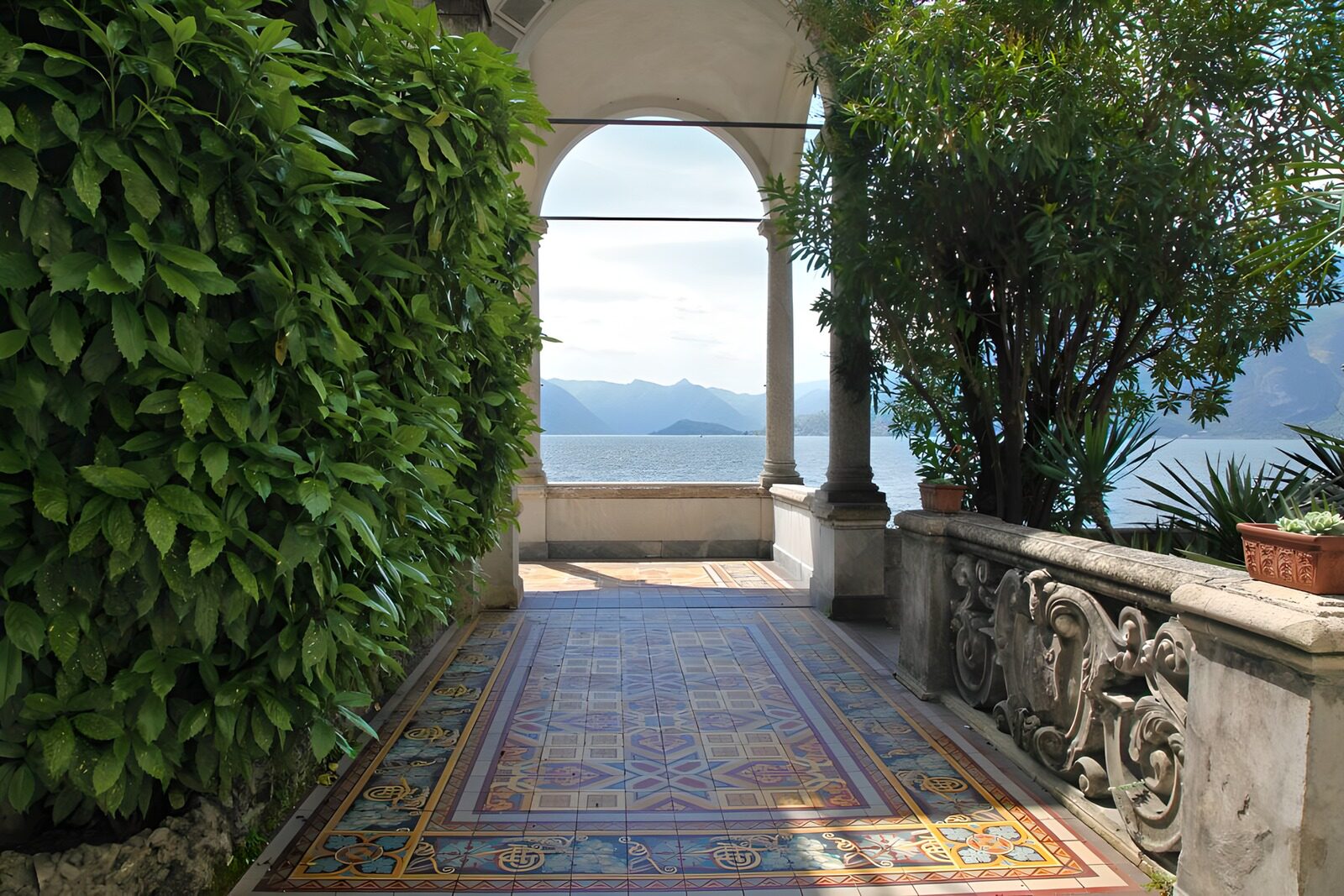 PDGIT9698991: Terrazza con arco e quiete sul lago