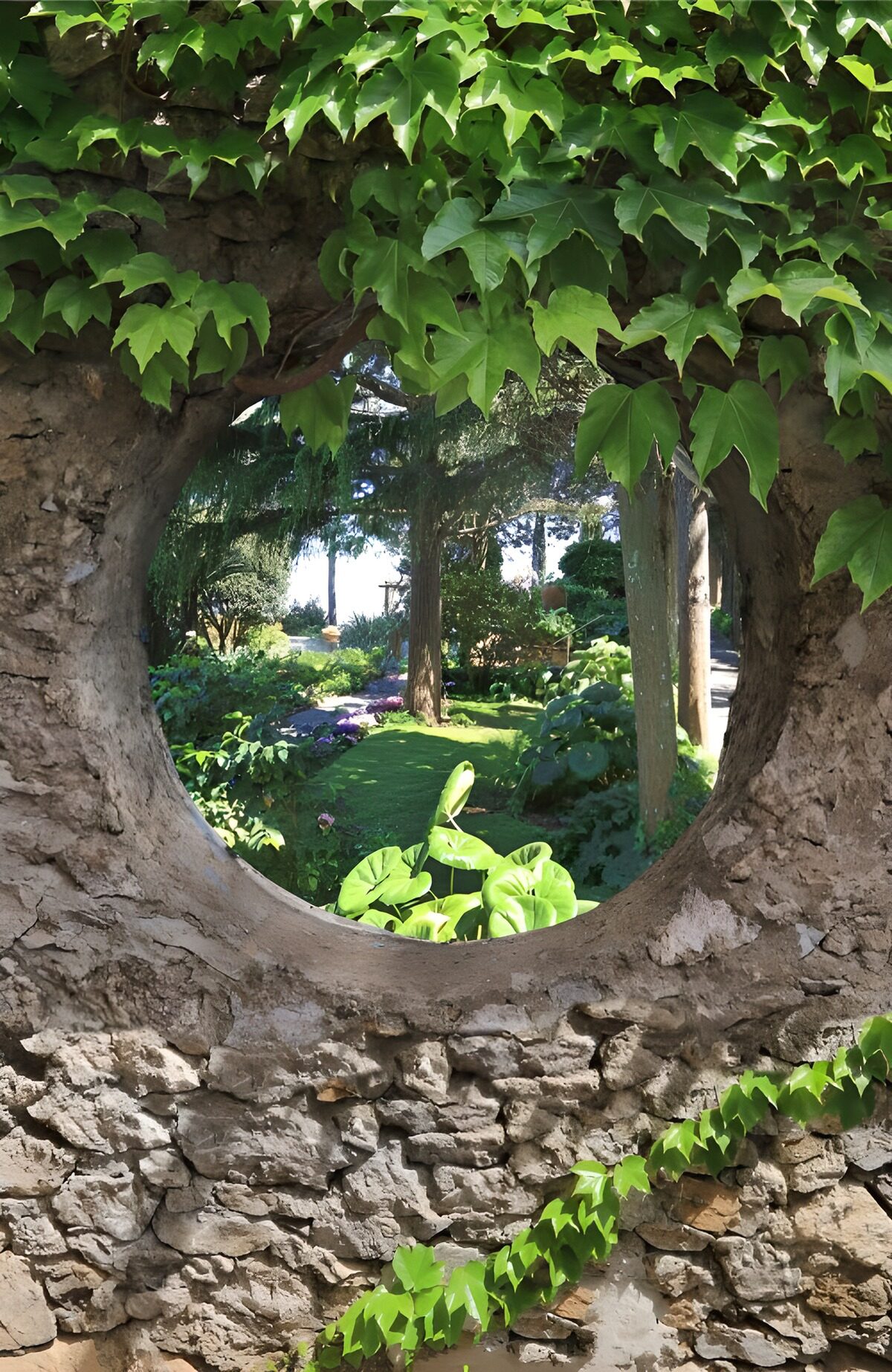 PDGIT8604874: Finestra di pietra sul giardino