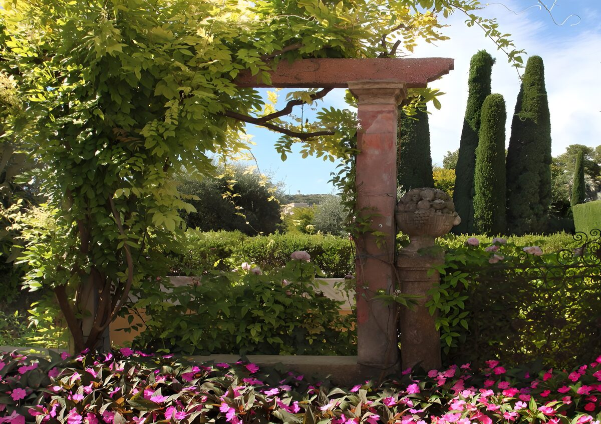 PDGIT2758155: Giardino fiorito con pergolato in pietra