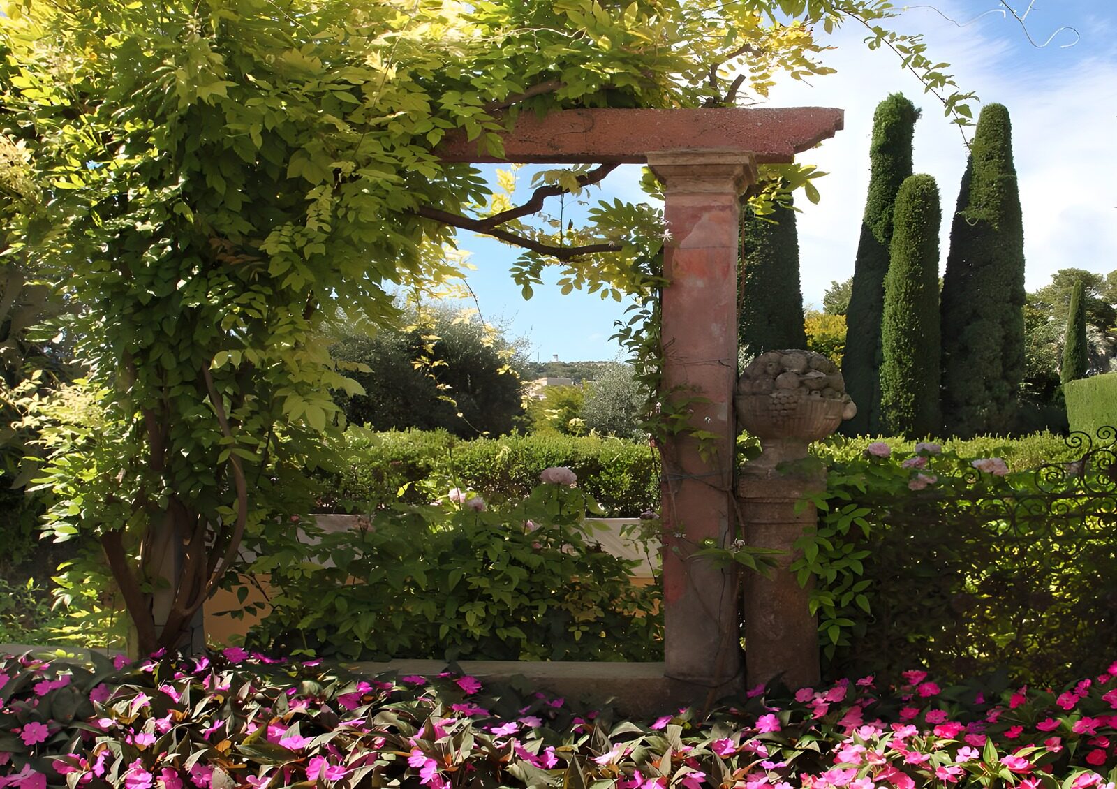 PDGIT2758155: Giardino fiorito con pergolato in pietra