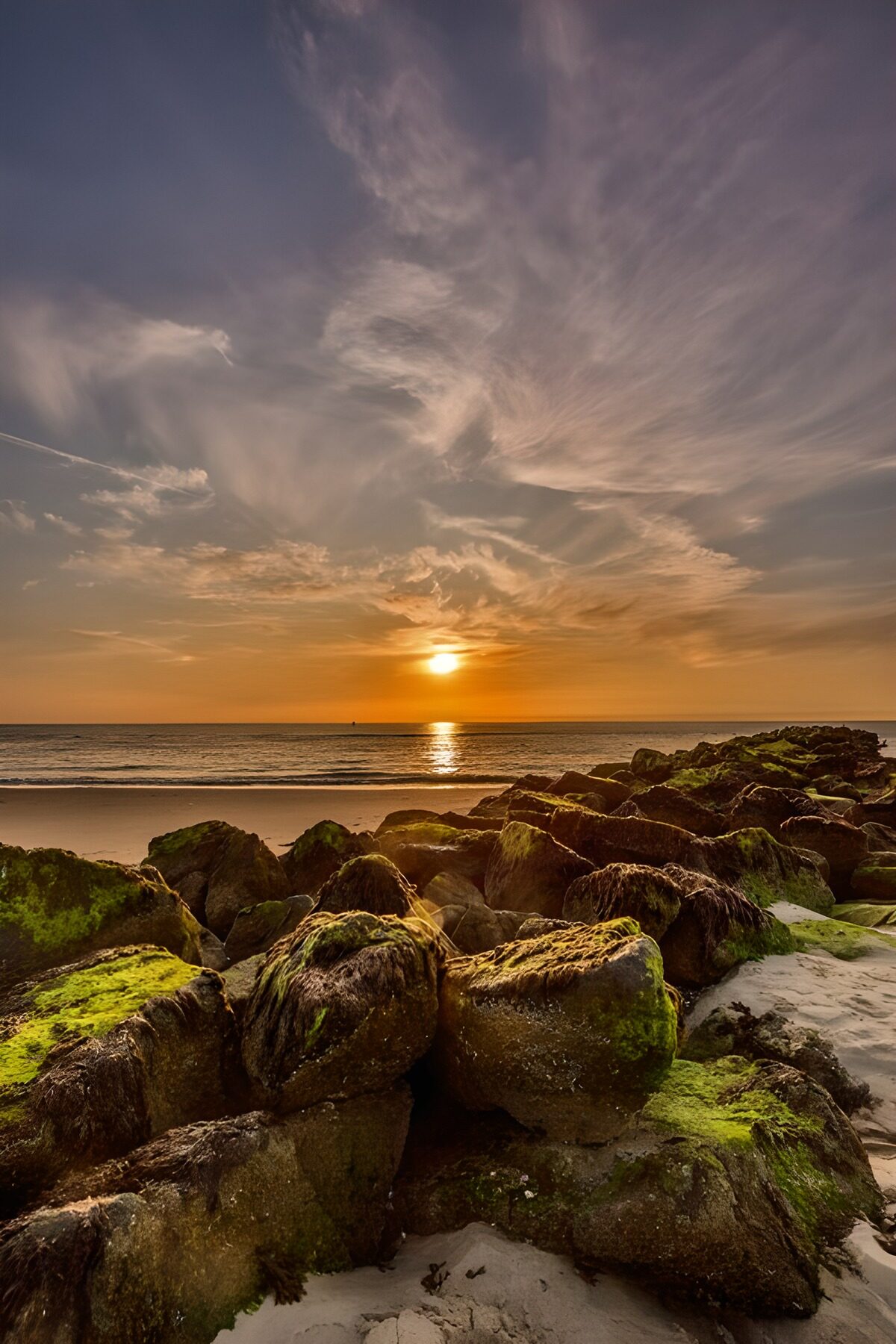 PDGIT2991297: Tramonto sul mare tra sabbia e rocce