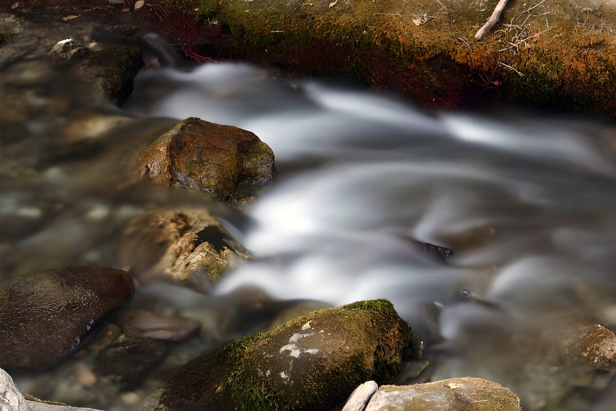 PDGIT3982381: Acqua di seta tra le rocce