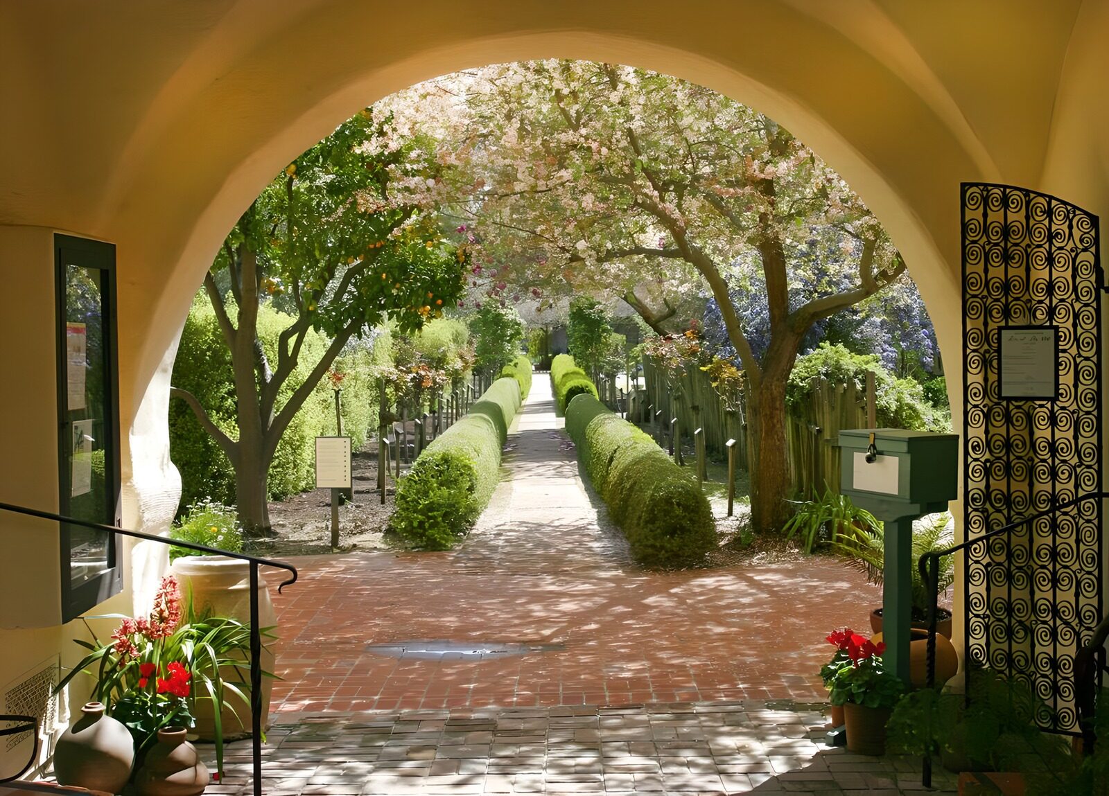 PDGIT5880107: Arco e siepi nel giardino in fiore