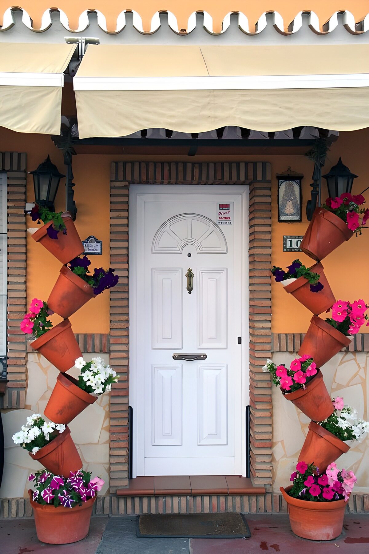 PDGIT1788763: Porta bianca e fiori di benvenuto