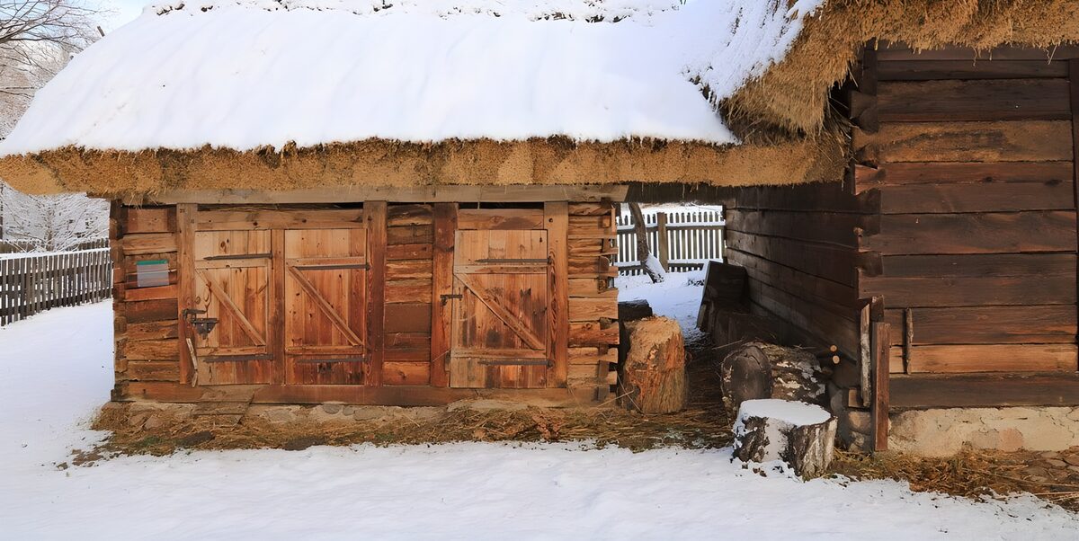 Rustici in legno sotto i tetti innevati