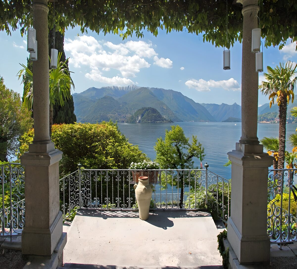 PDGIT2074654: Terrazza sul lago tra luce e ombra