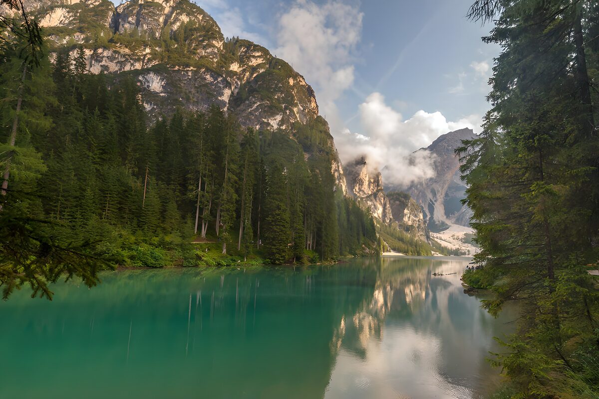 PDGIT2475354: Lago turchese tra boschi e rocce chiare