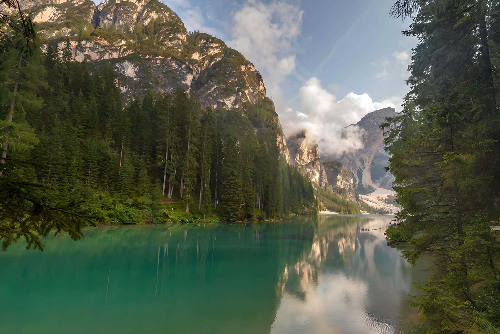 PDGIT2475354: Lago turchese tra boschi e rocce chiare