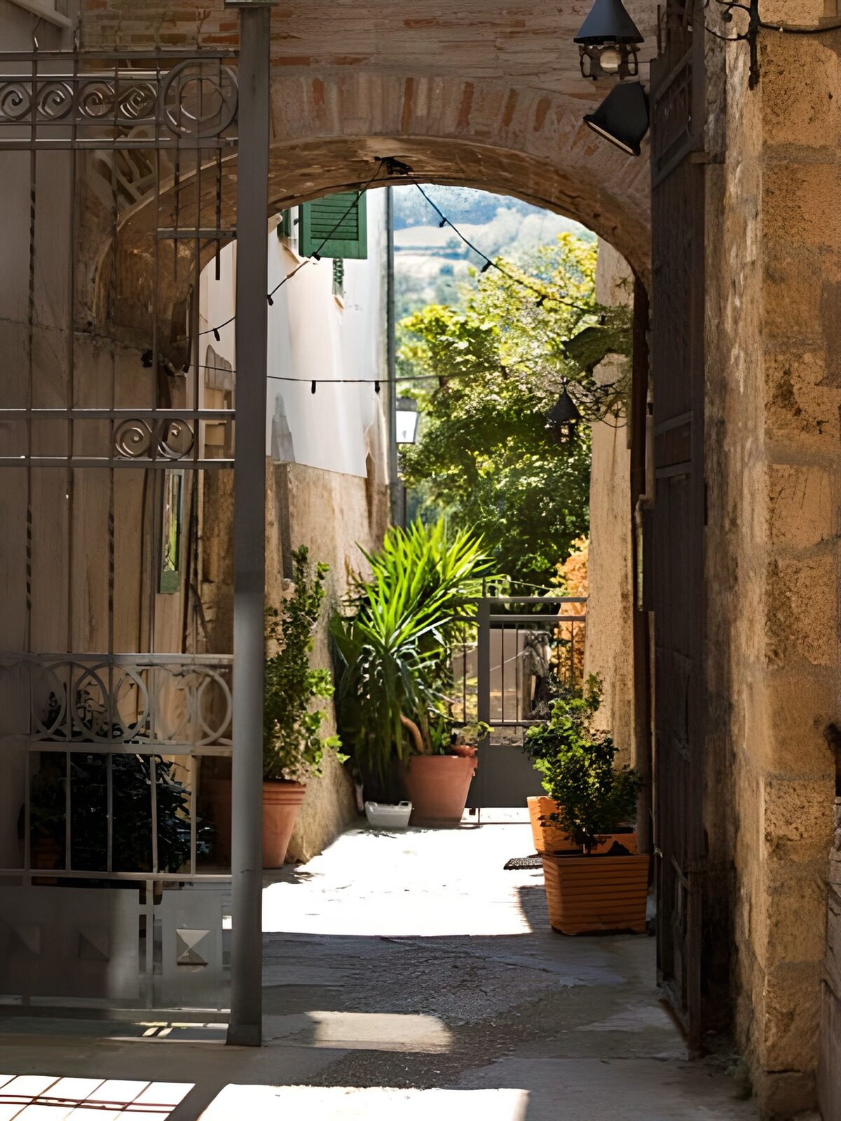 Arco in pietra su un vicolo verde