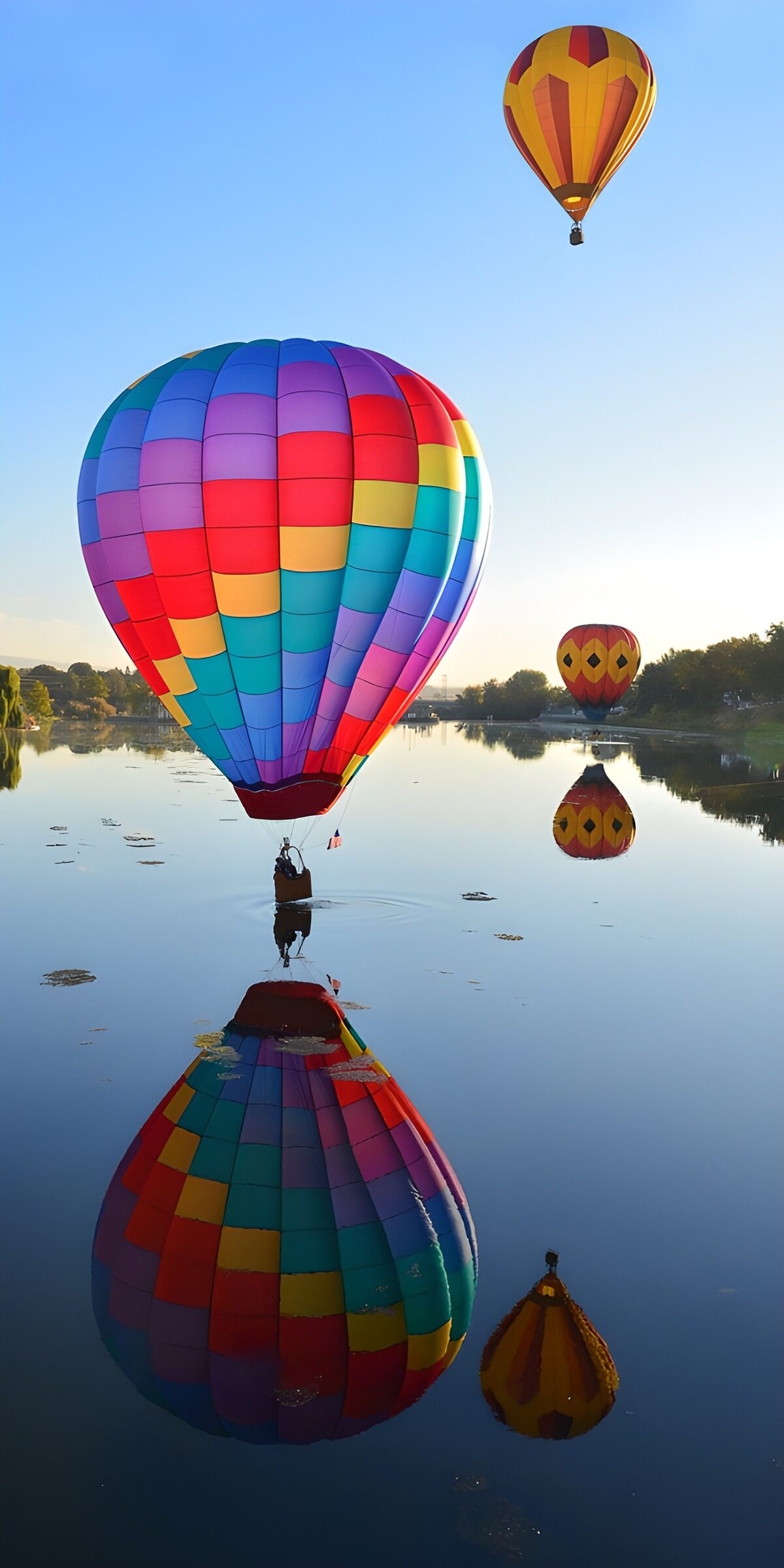 PDGIT8264249: Tre mongolfiere riflesse nel lago