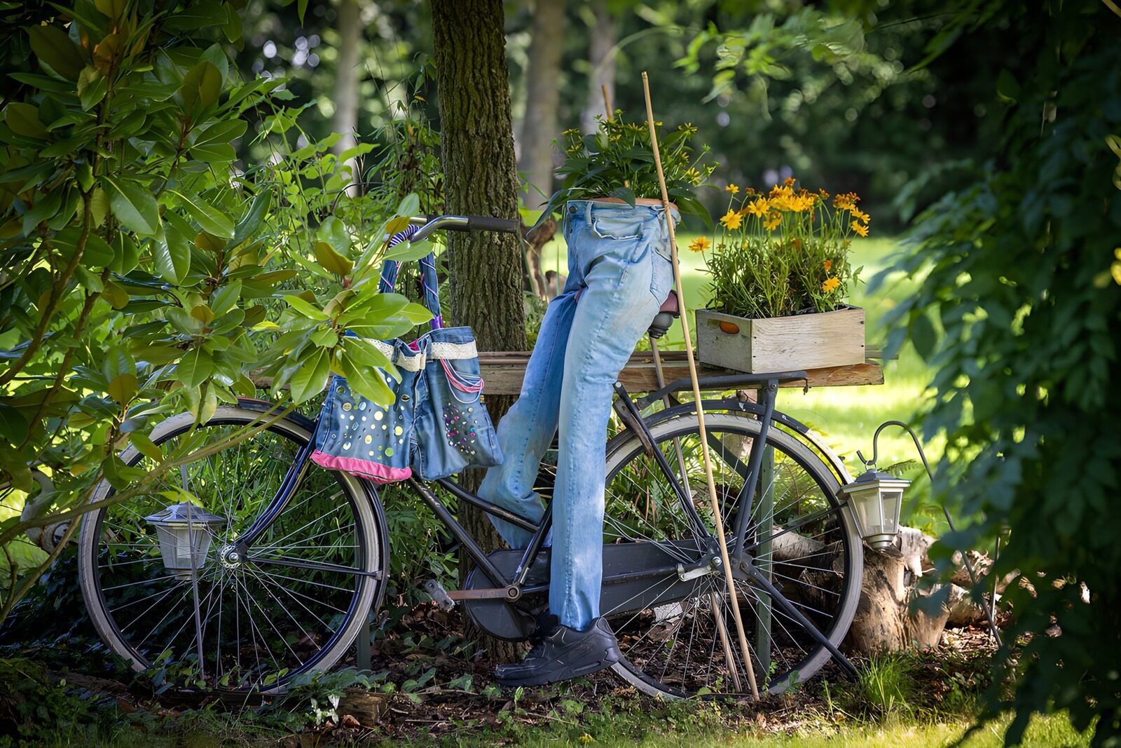 PDGIT2922193: Bicicletta nera con jeans e fiori