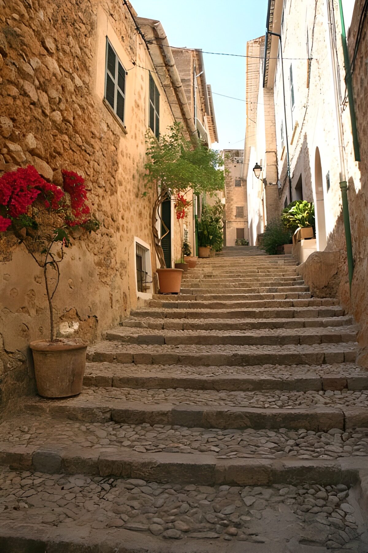 Scalinata in pietra tra case silenziose