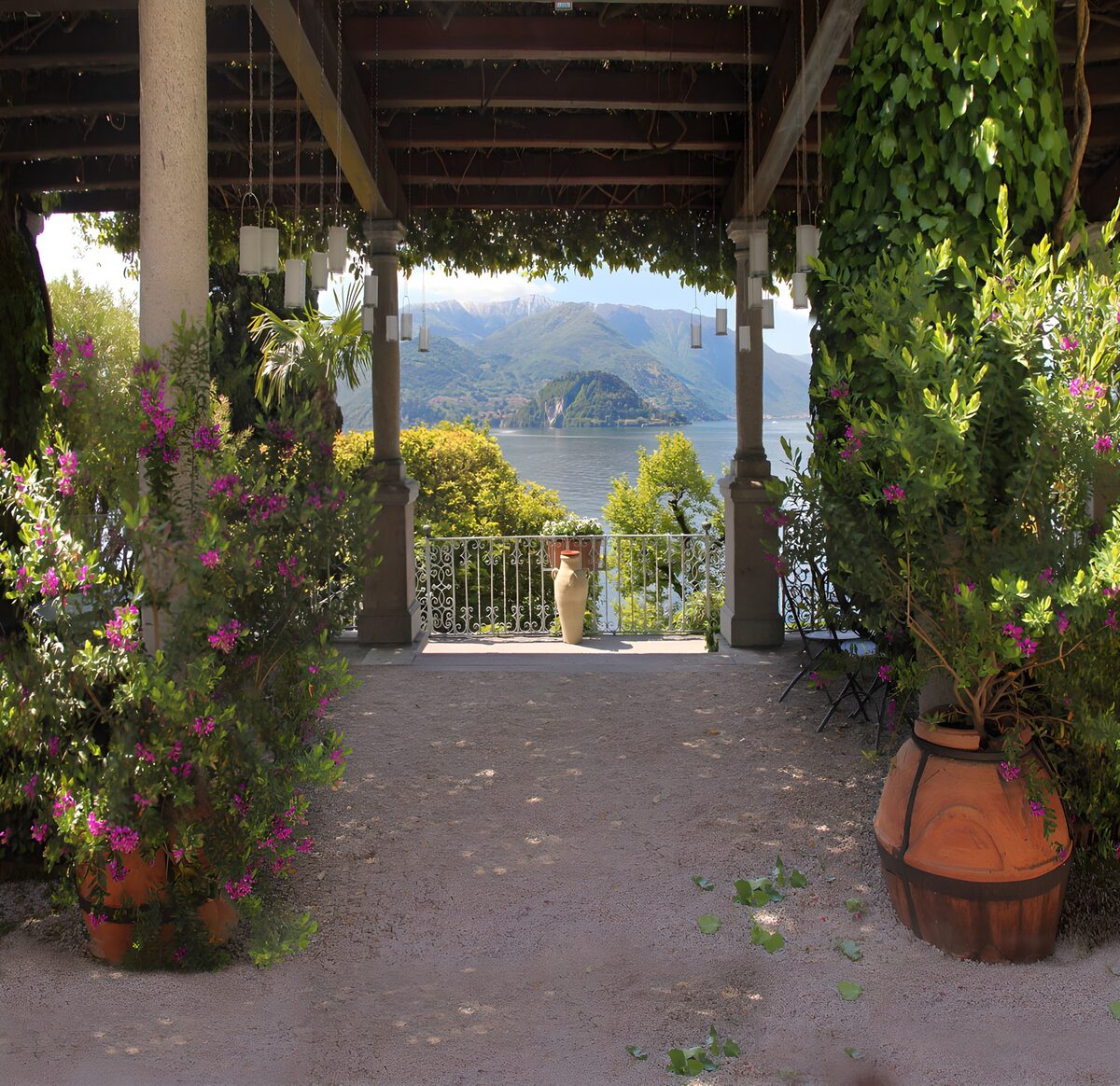 PDGIT2657100: Pergola fiorita con vista sul lago
