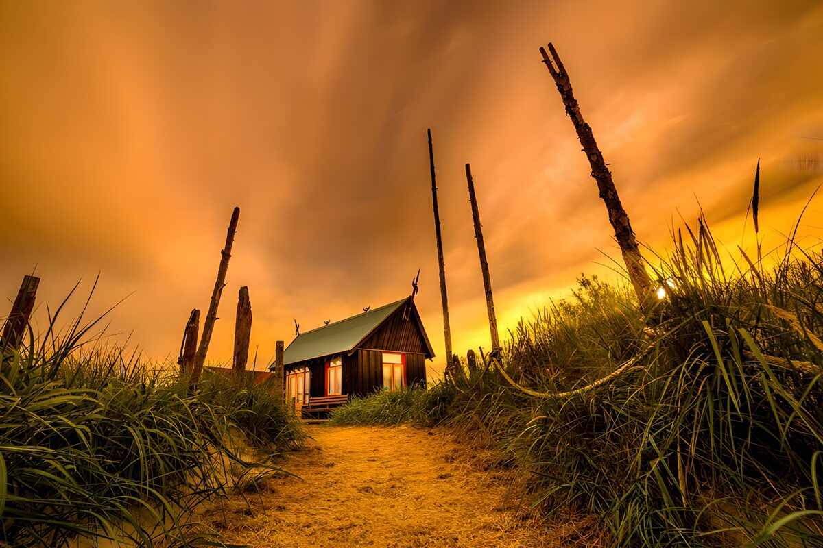 PDGIT7440403: Casetta tra le dune al tramonto