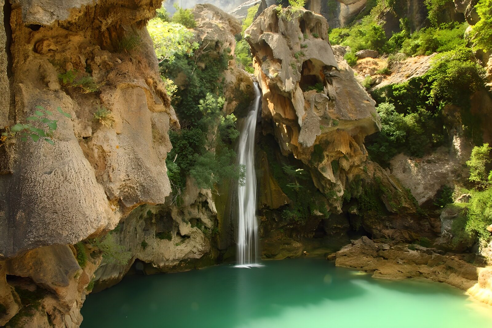 PDGIT8058707: Cascata tra rocce e acqua turchese