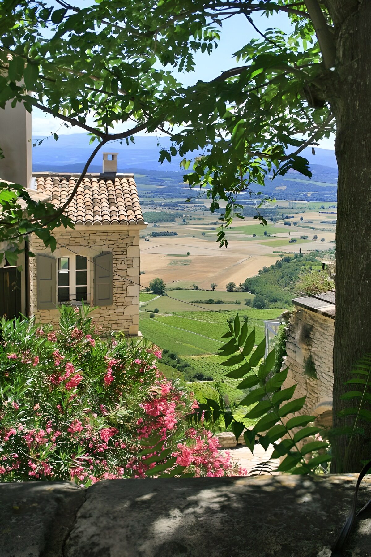 Casa in pietra affacciata sulla valle