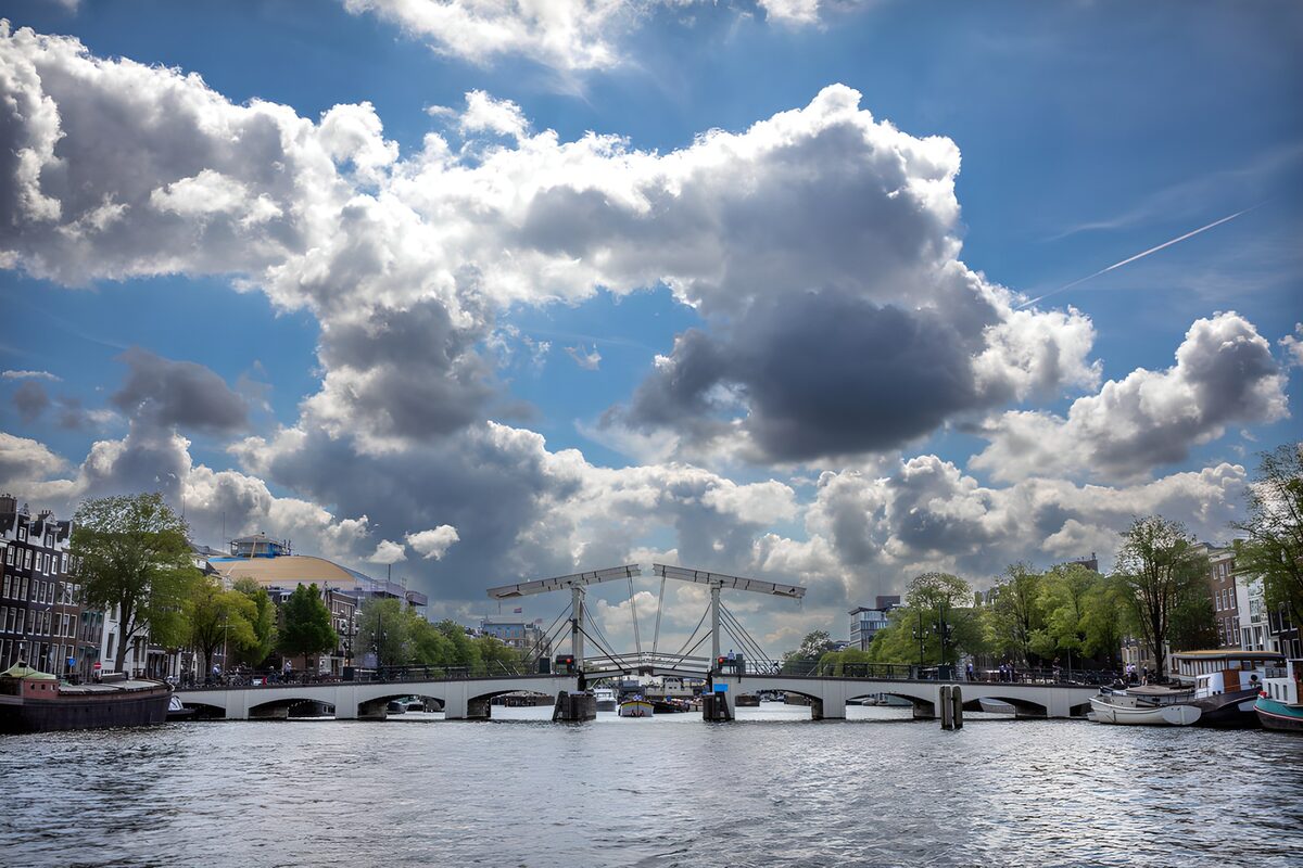 PDGIT4969697: Ponte levatoio e nuvole su Amsterdam