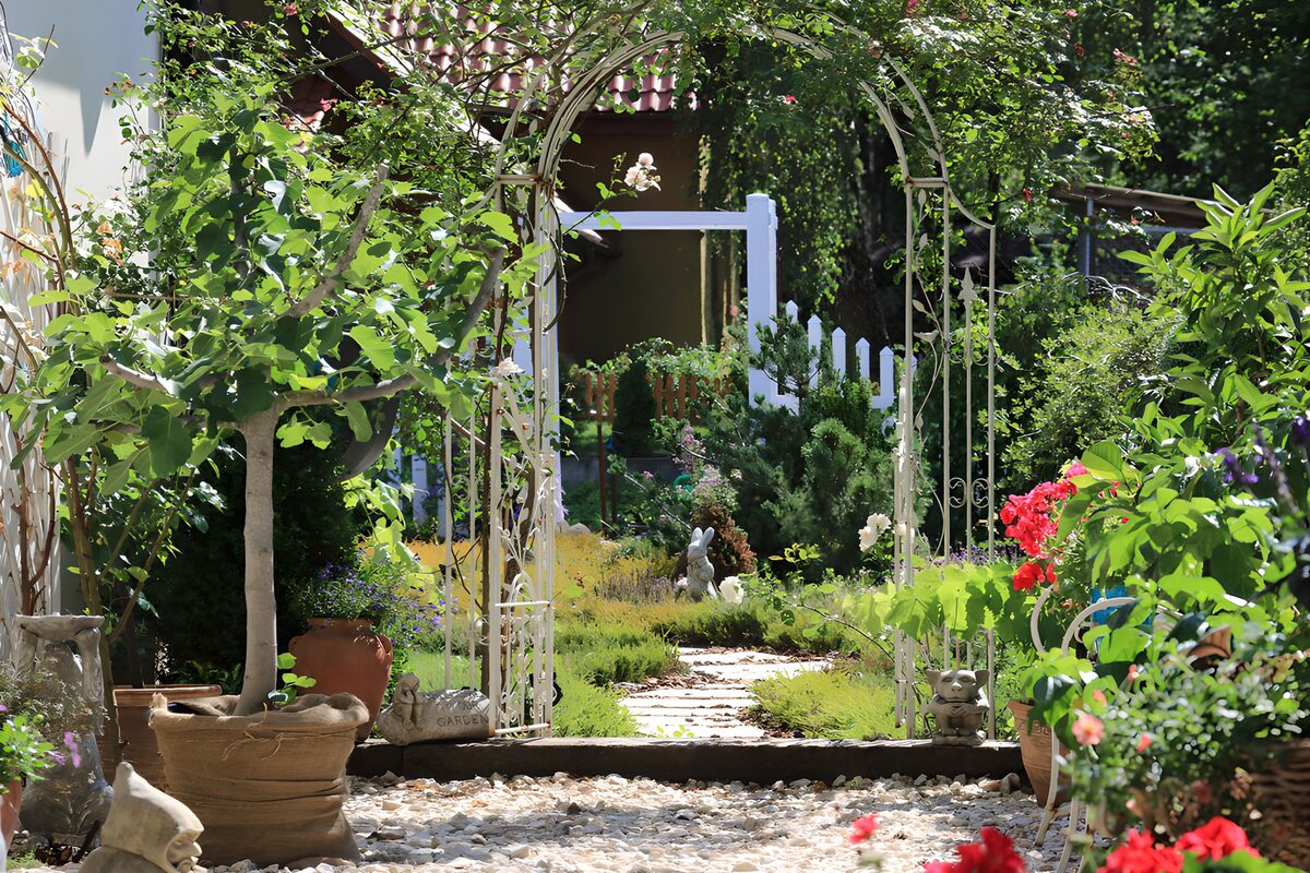 PDGIT2700327: Giardino al sole con arco fiorito