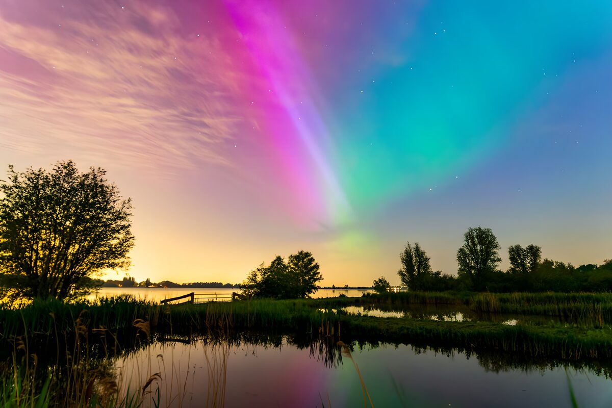 Aurora multicolore sullo stagno