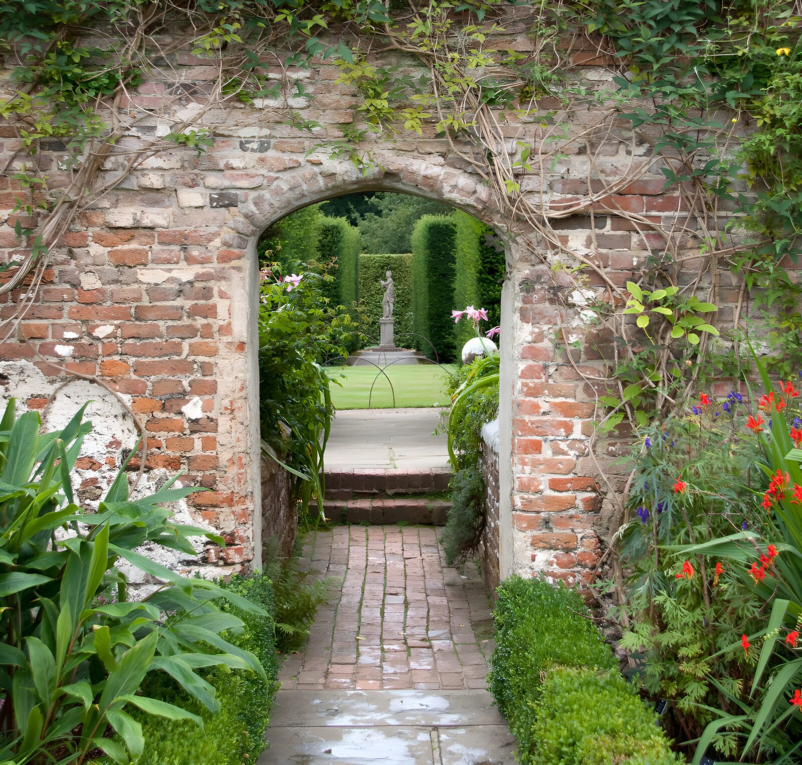 PDGIT2659526: Arco di mattoni su un giardino appartato