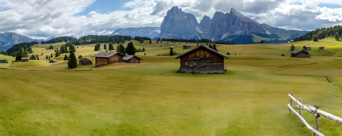 PDGIT7172464: Baite e prati sotto le cime grigie
