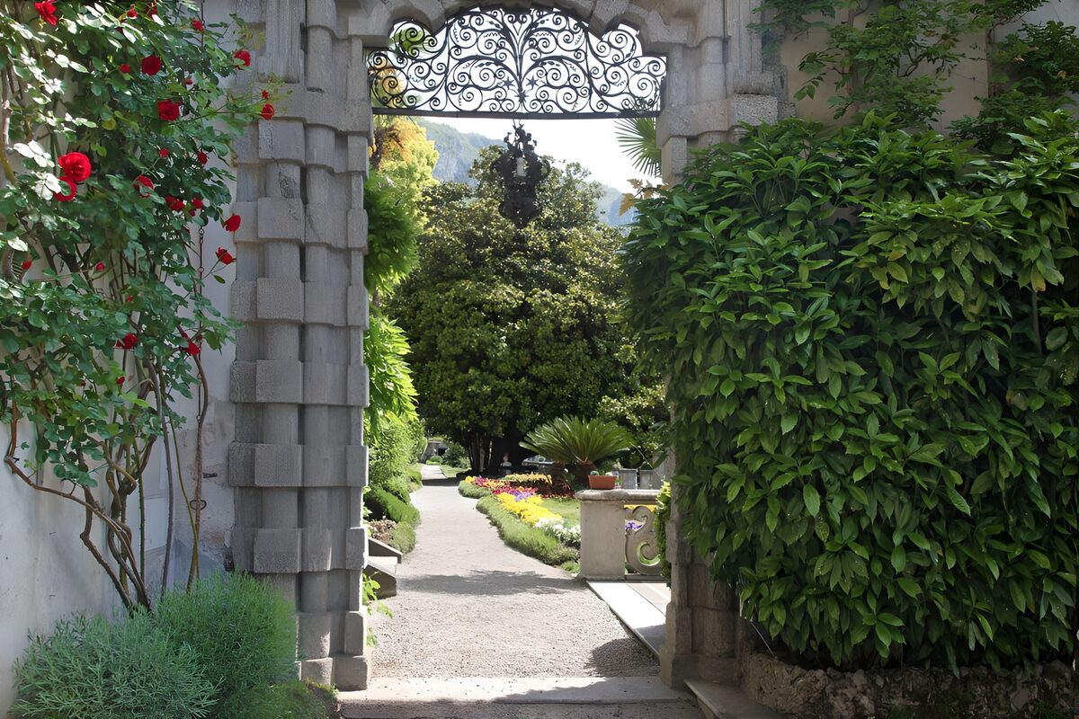 PDGIT8466765: Arco in pietra e rose al sole