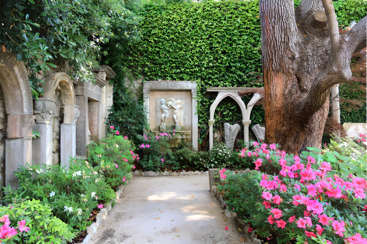 PDGIT9836739: Archi e fiori in un giardino appartato