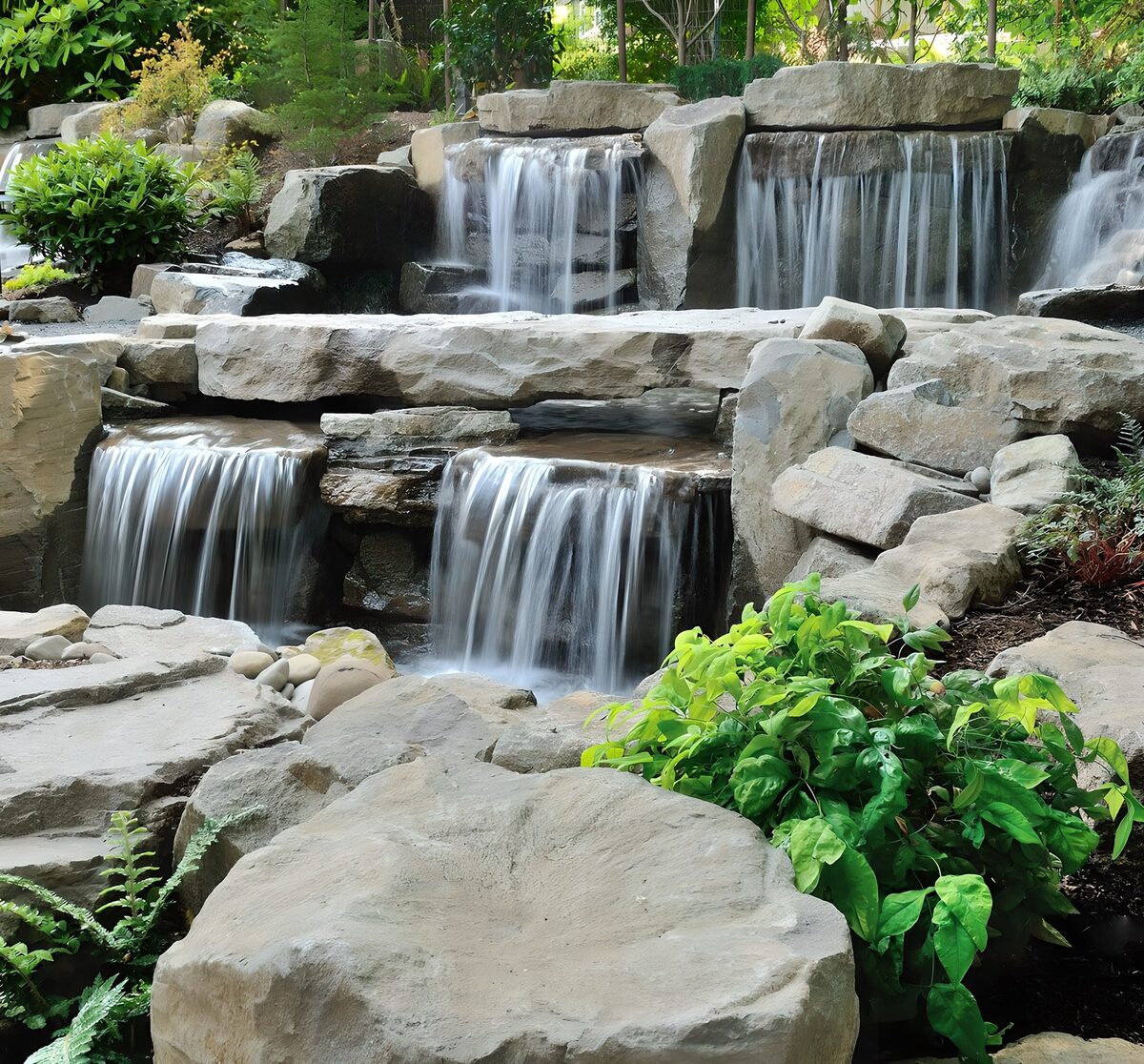 PDGIT3386745: Cascate tra rocce e verde in giardino