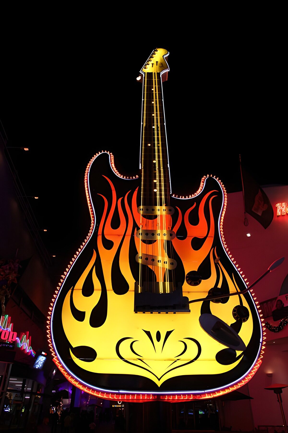 PDGIT6255477: Chitarra gigante tra luci e fiamme