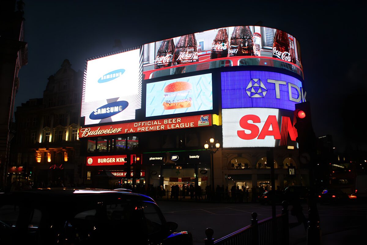 PDGIT6109257: Schermi e taxi nella notte di Londra