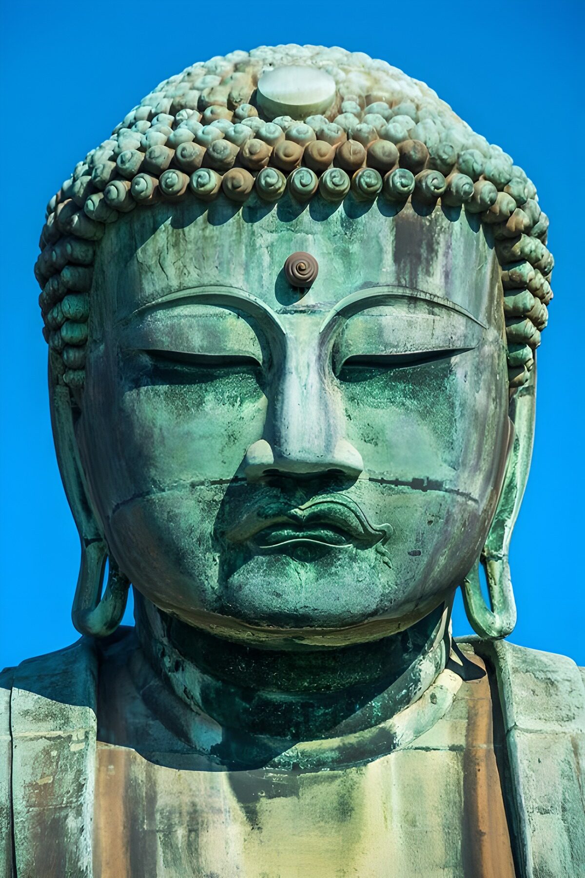 PDGIT5477285: Buddha in primo piano, tra verde e azzurro