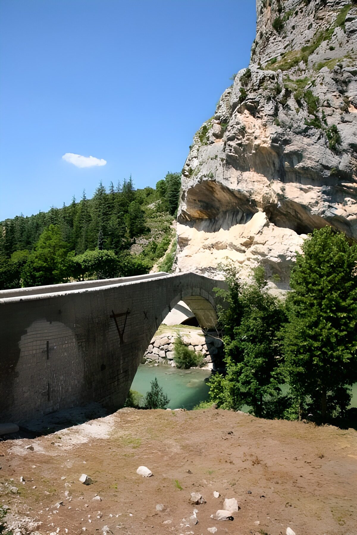 PDGIT5607783: Ponte ad arco sul fiume turchese