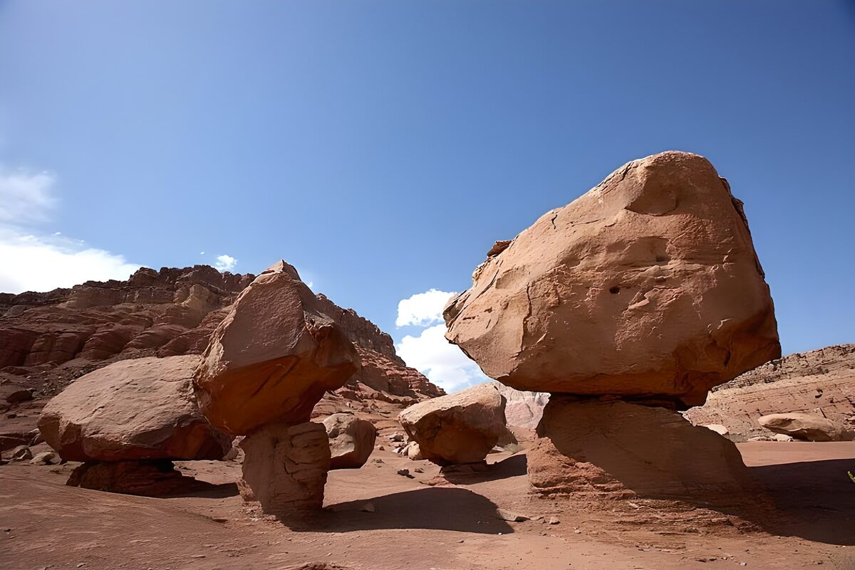 PDGIT4934861: Rocce in equilibrio sotto il cielo blu