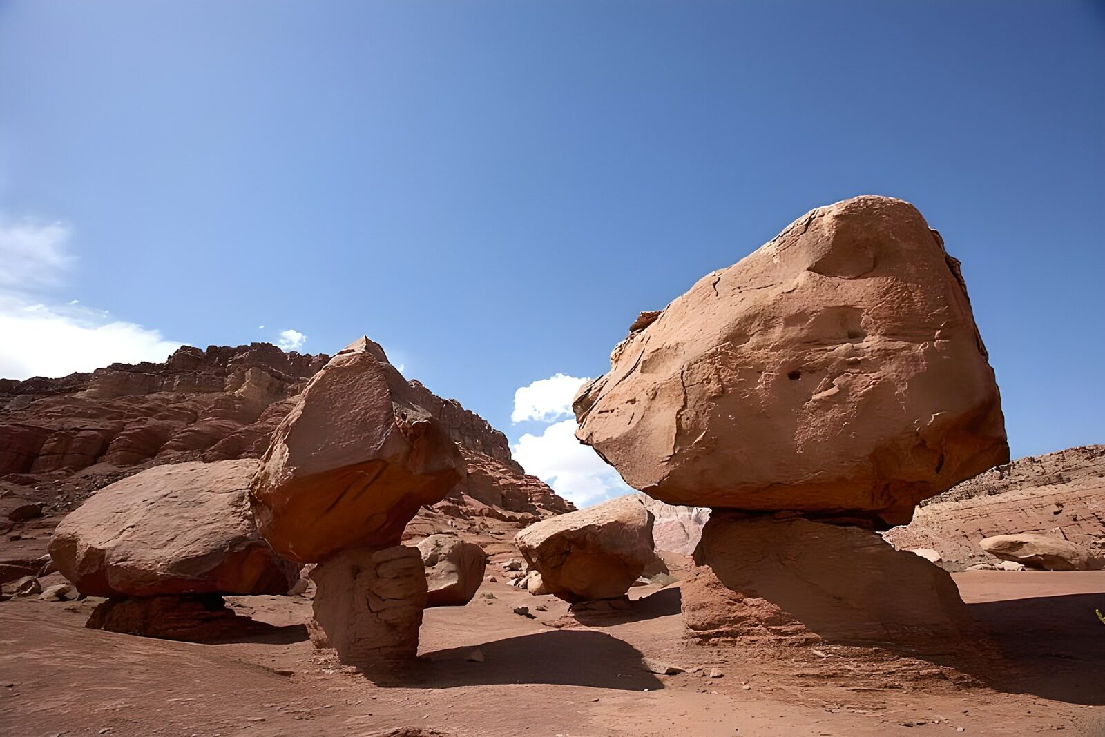 PDGIT4934861: Rocce in equilibrio sotto il cielo blu