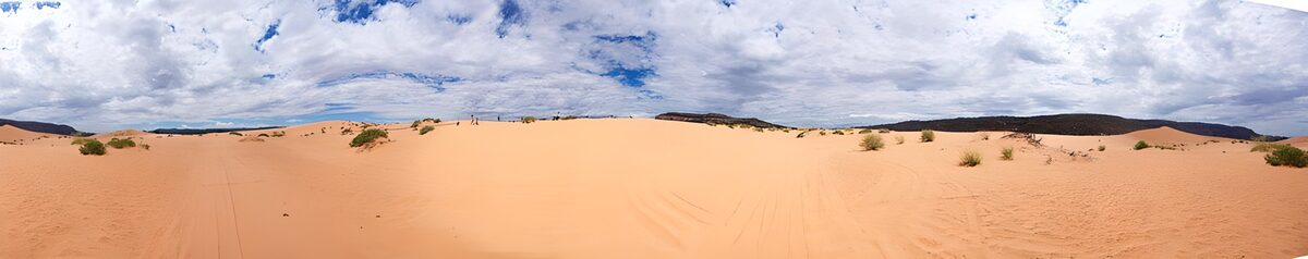 Dune arancioni sotto un cielo di nuvole