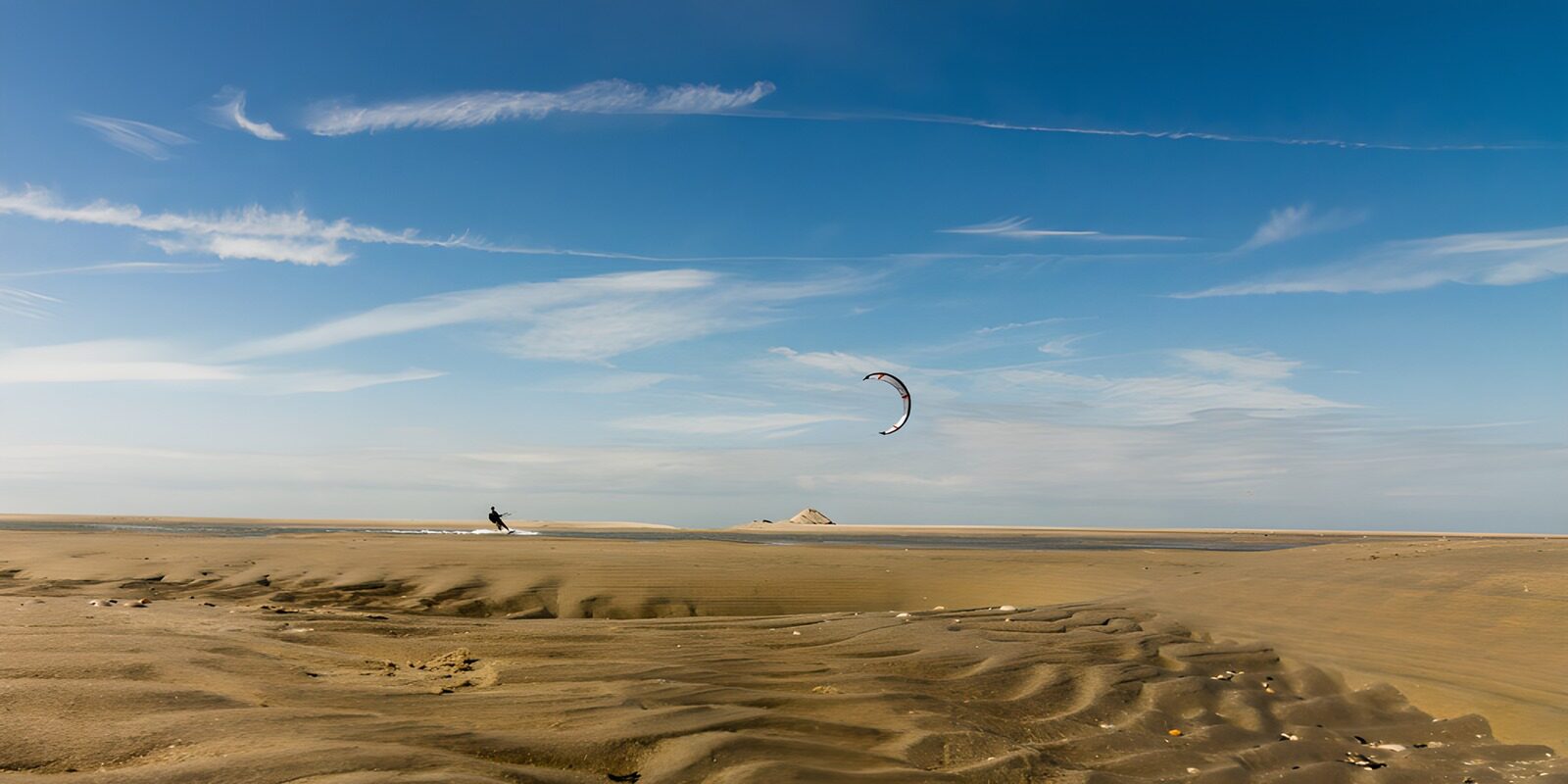 PDGIT8797432: Kitesurf tra sabbia e cielo azzurro