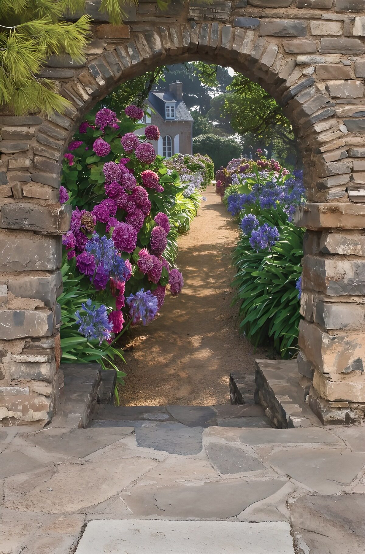 PDGIT8017762: Arco in pietra su un giardino in fiore