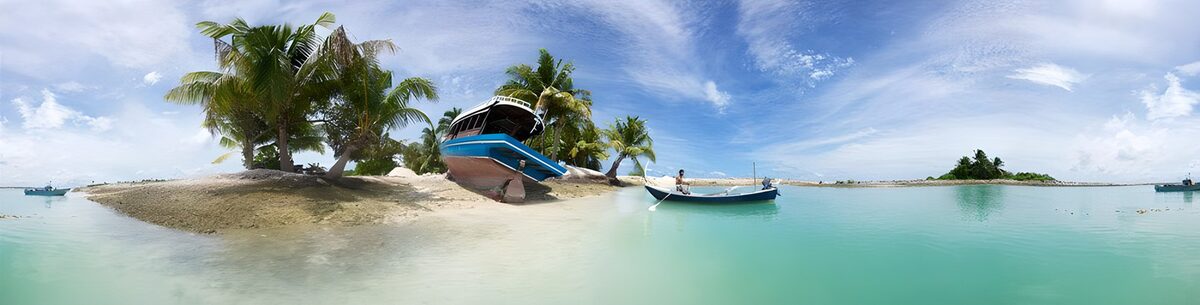 PDGIT1547854: Barche e palme sulla spiaggia tropicale
