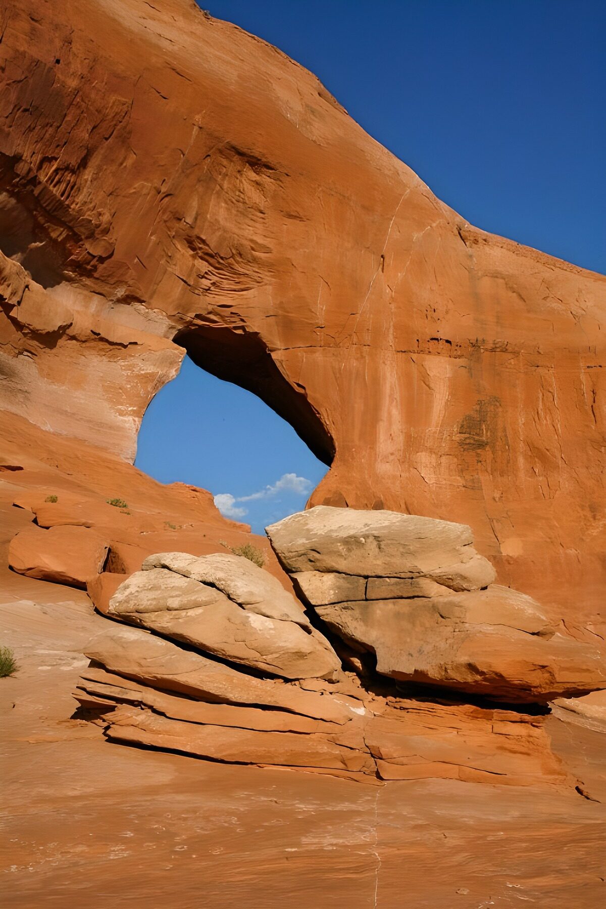 PDGIT2746932: Arco di arenaria tra ombra e sole