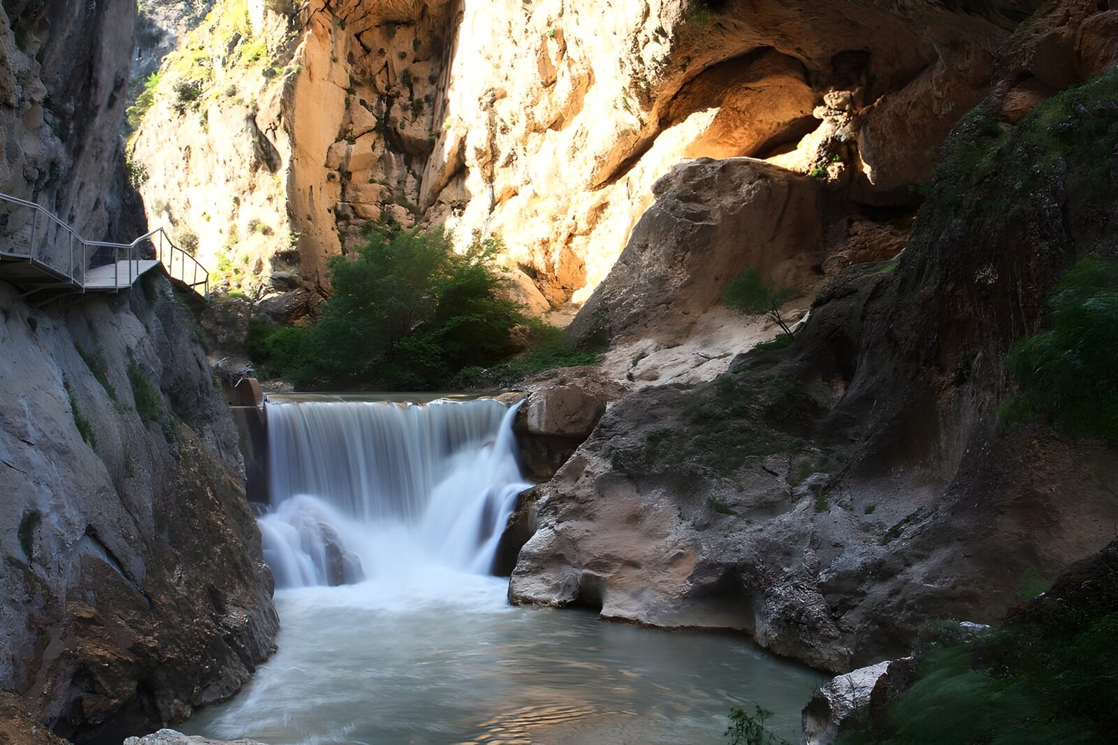 PDGIT9279635: Cascata e pozza verde all’ombra delle rocce
